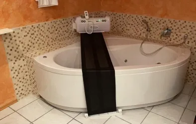 Eingebauter iDuMo Bandlift in einer Eckbadewanne