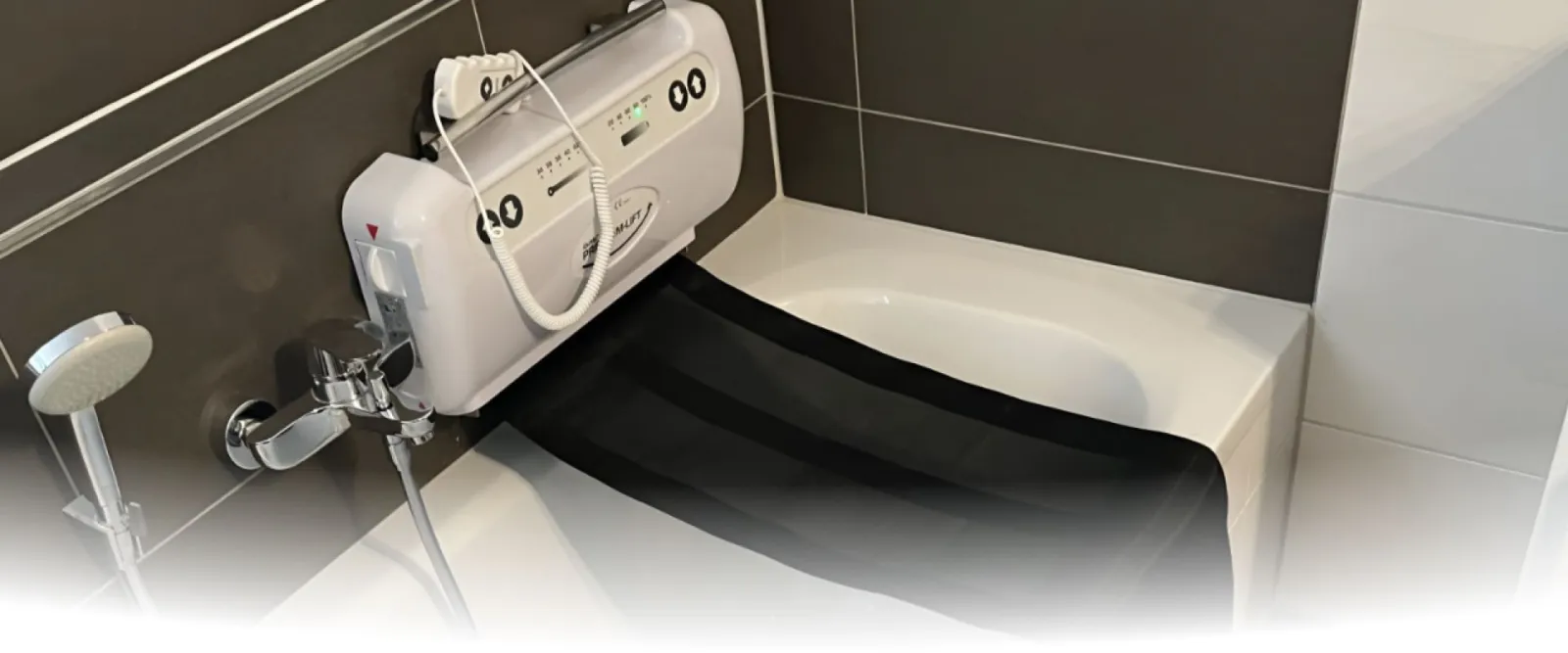 Eingebauter iDuMo Premium-Lift mit ausgerolltem Band in einer Kundenbadewanne